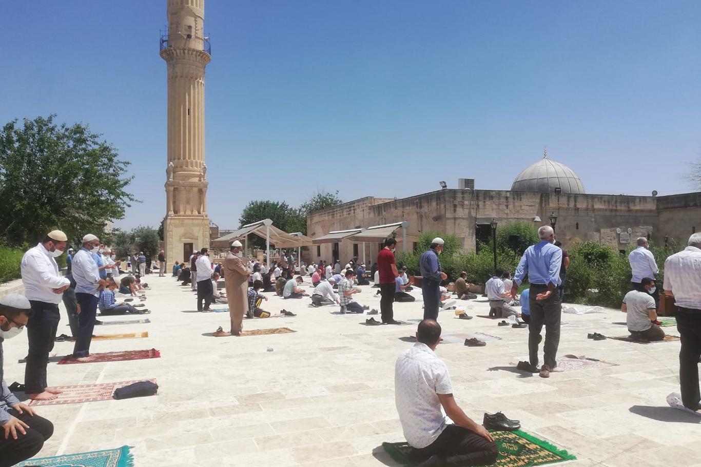 Nusaybinli vatandaşlar aylar sonra cemaatle namaz kıldı